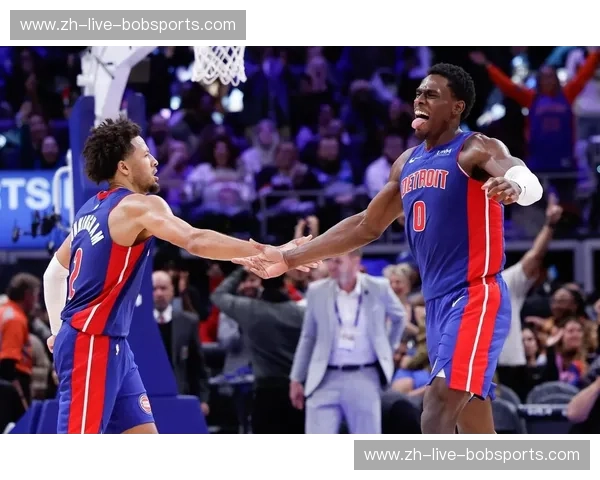 铁血与玫瑰的宿命交响:开拓者vs活塞,谁在废墟中重塑荣光? 铁血与玫瑰的宿命交响:开拓者vs活塞,谁在废墟中重塑荣光?